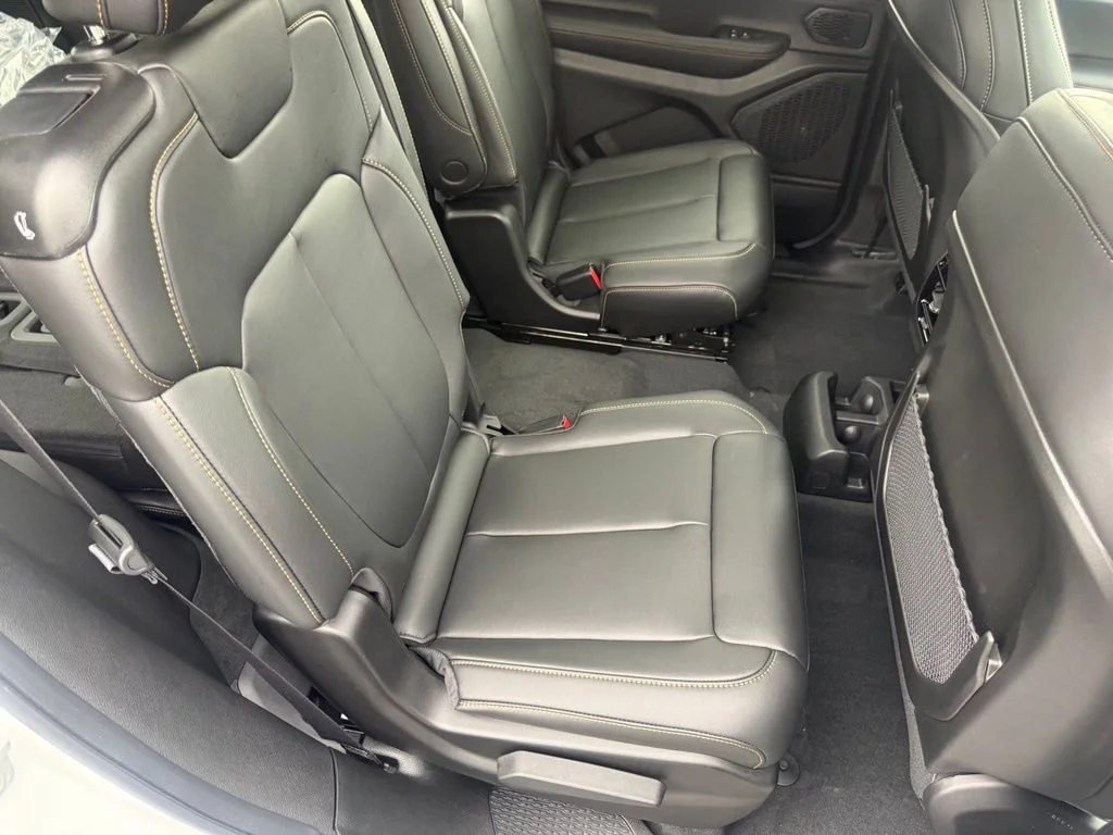 New 2026 Bright White Clear-Coat Exterior Paint Jeep  image 58