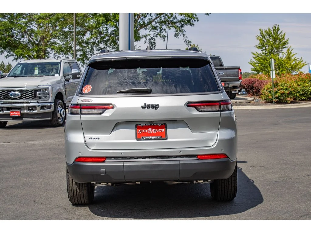 New 2026 Silver Zynith Exterior Paint Jeep Laredo Altitude image 7