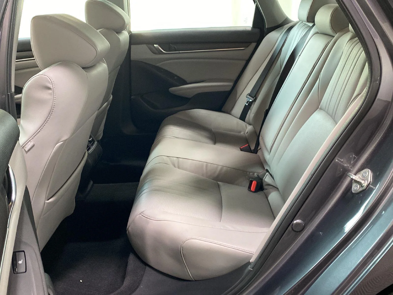 Used 2018 Modern Steel Metallic Honda Touring image 18