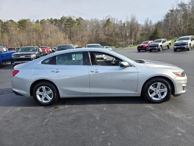 Used 2022 Silver Ice Metallic Chevrolet FL image 9