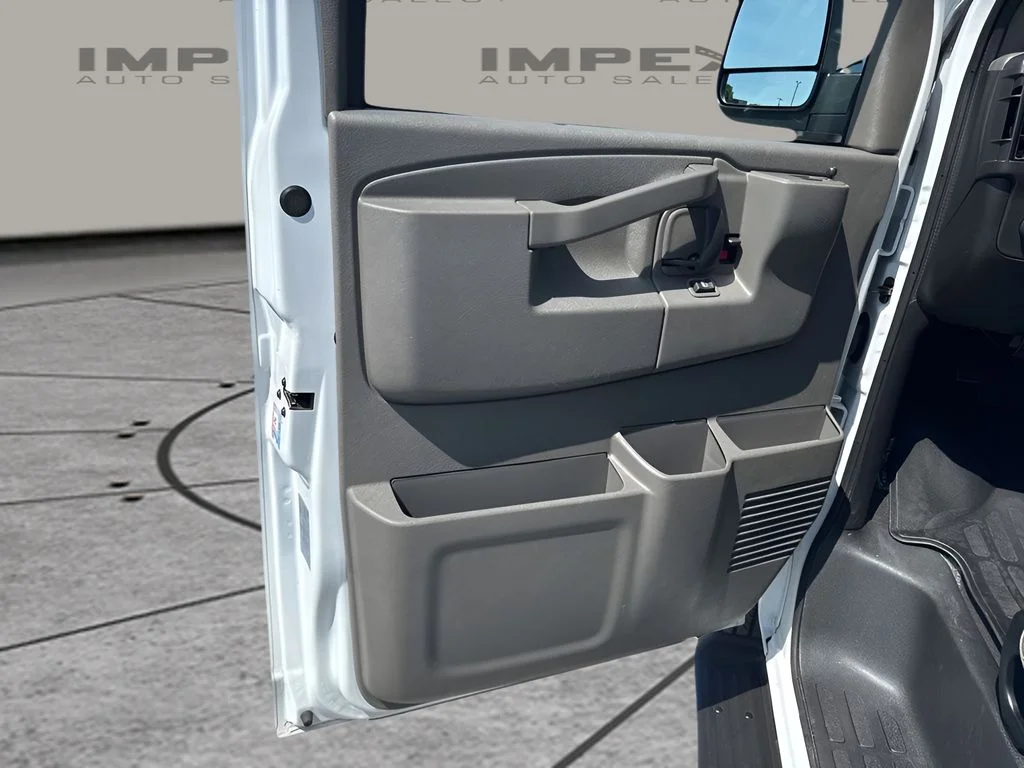 Used 2025 White Chevrolet LT image 21