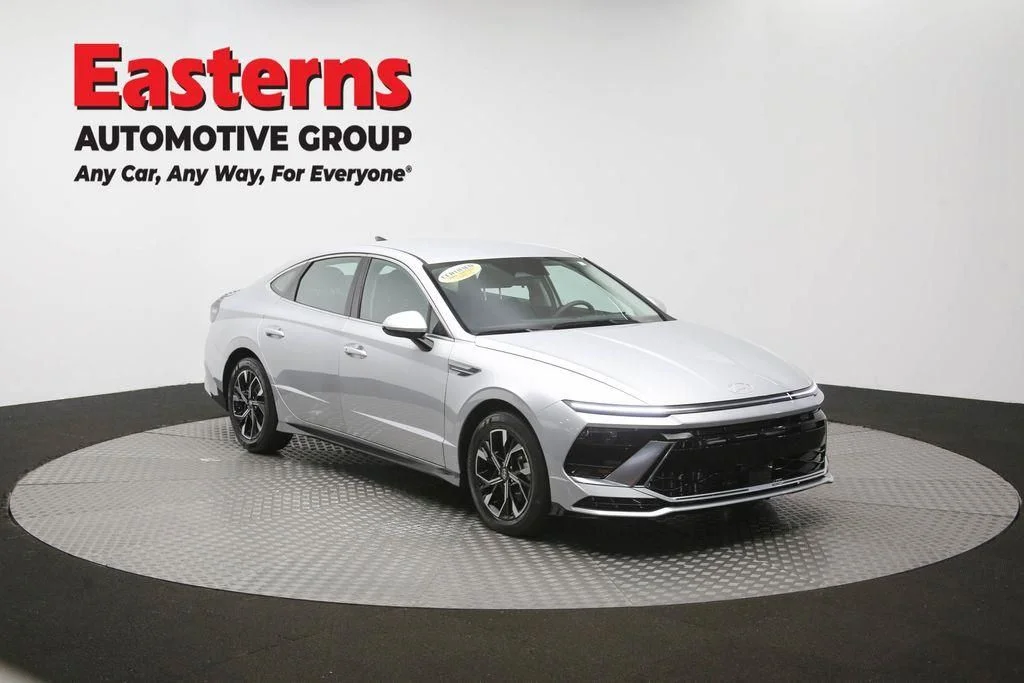Used 2025 Silver Hyundai SEL image 52