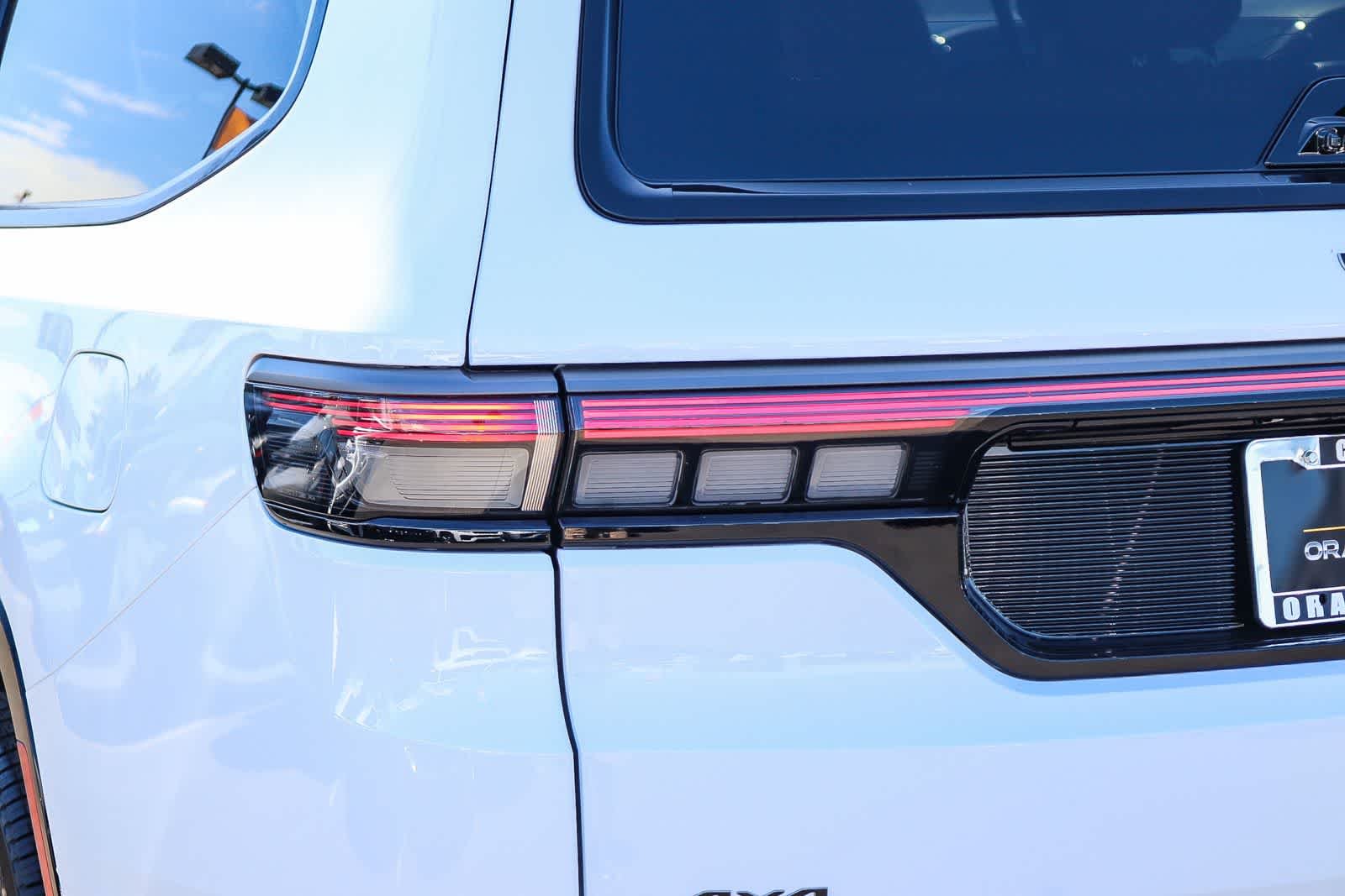 New 2026 Bright White Clear-Coat Exterior Paint Jeep Summit Reserve image 7
