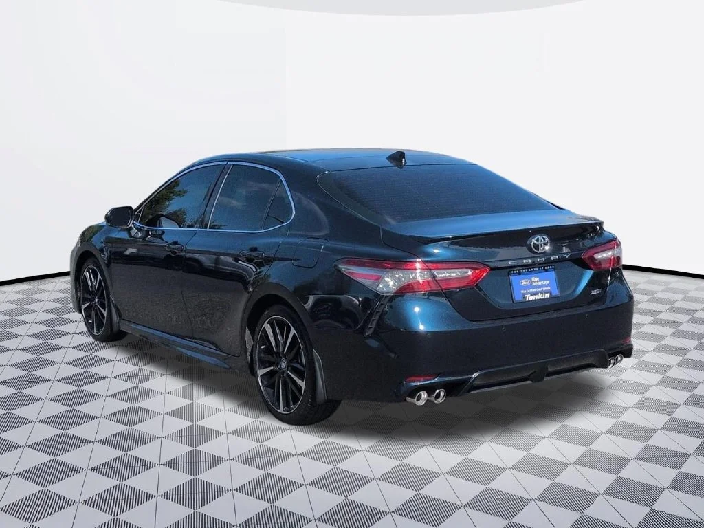 Used 2018 Aqua Toyota XSE V6 image 3