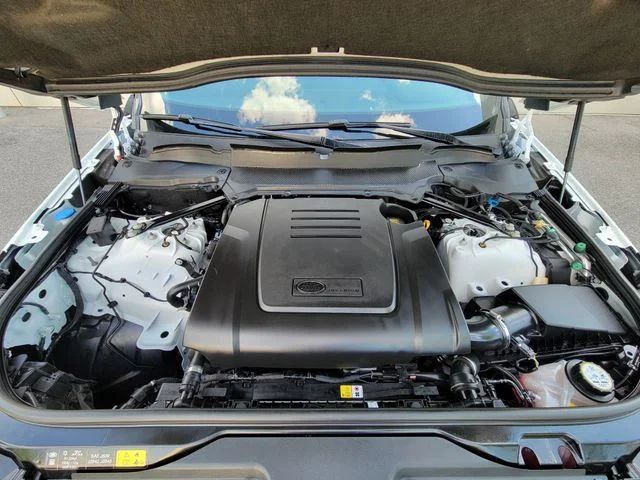 Used 2025 Fuji White Land Rover Dynamic SE image 9