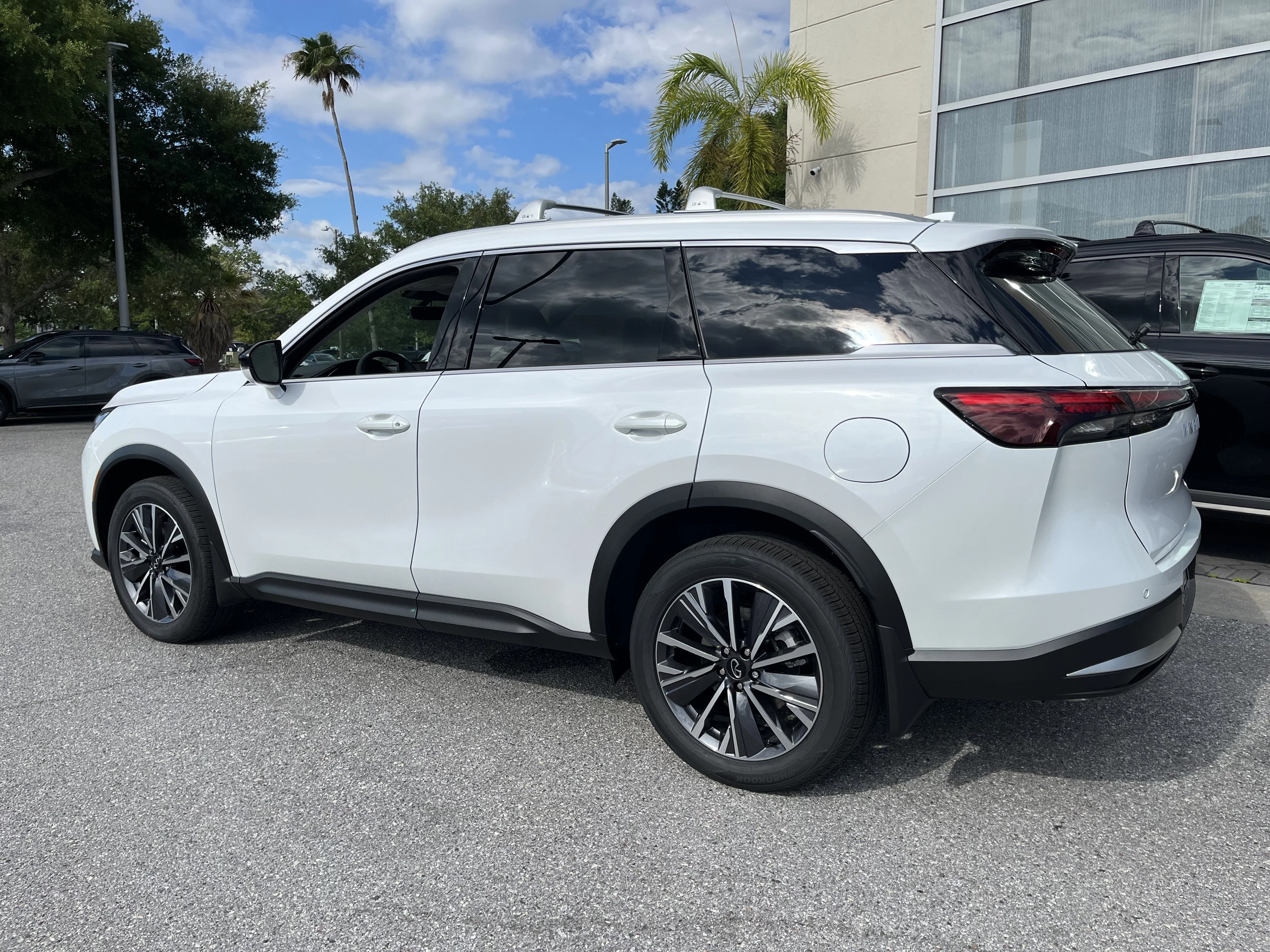 New 2027 Radiant White INFINITI LUXE image 3
