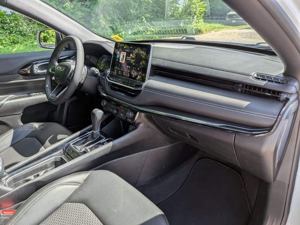 Used 2023 White Jeep Latitude image 23
