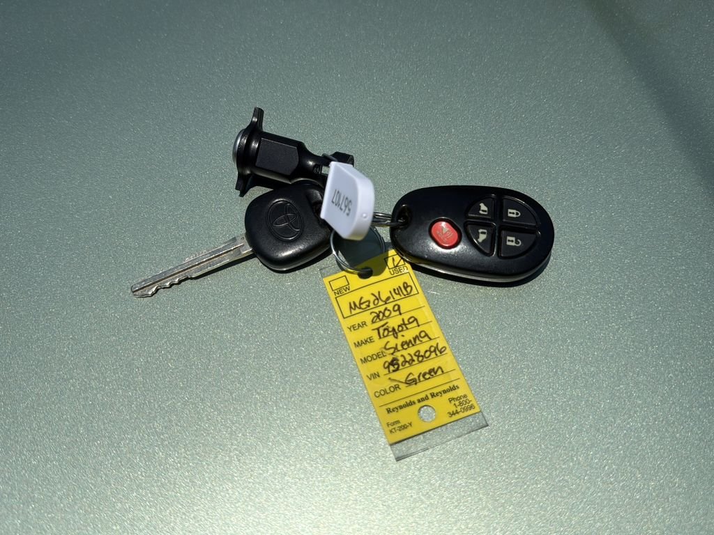 Used 2009  Toyota LE image 17