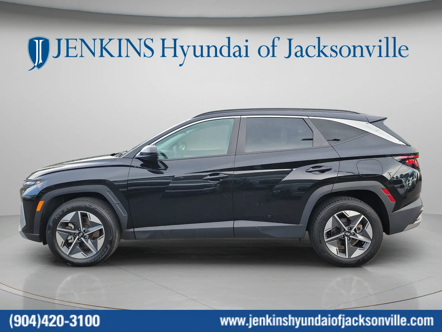 Used 2025 Phantom Black Hyundai SEL image 6