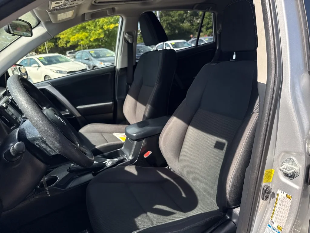 Used 2015 Silver Toyota XLE image 15