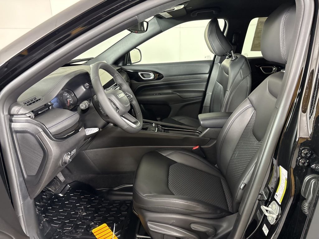 New 2026 Diamond Black Crystal Pearlcoat Jeep Latitude image 16