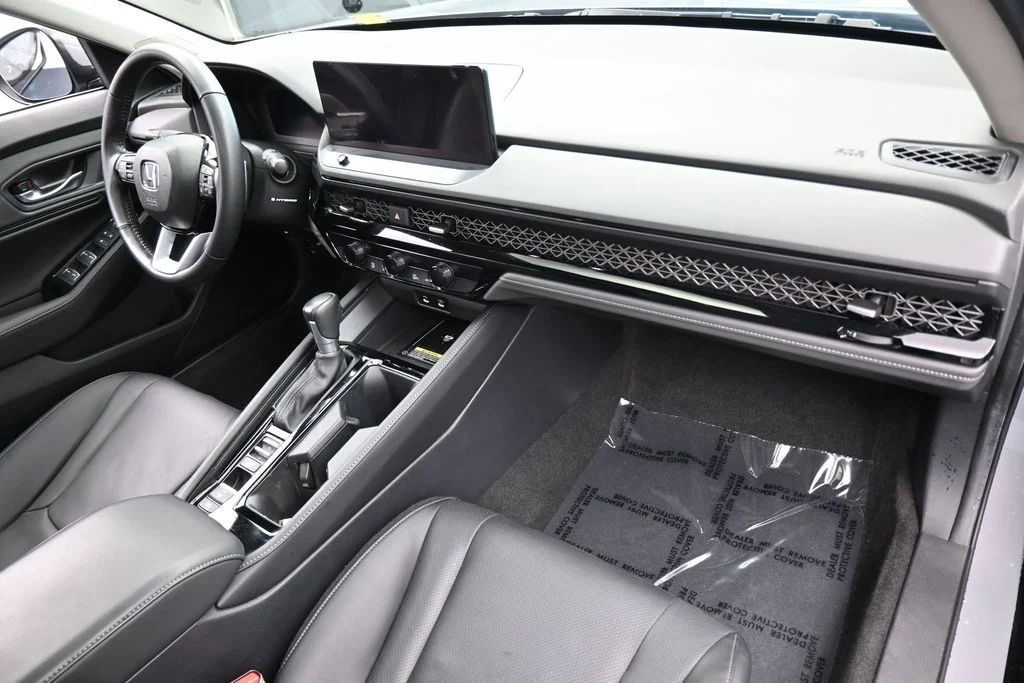 Used 2024 Solar Silver Metallic Honda Touring image 41