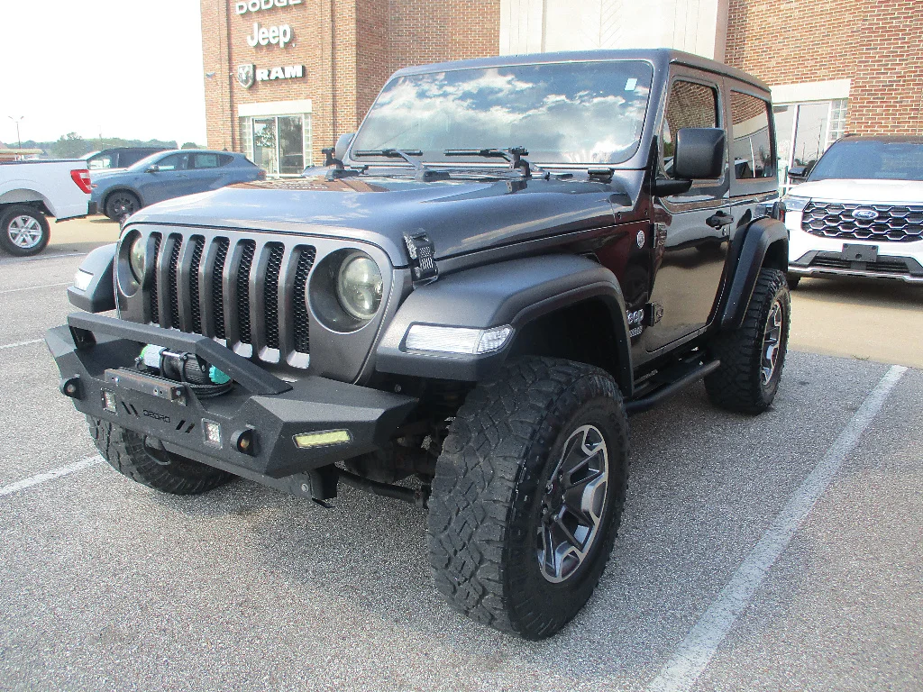 Used 2019 Granite Crystal Metallic Clear Coat Jeep Sport image 3