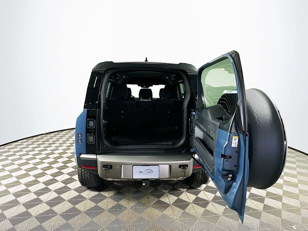 New 2026 Tasman Blue Metallic Land Rover S image 28