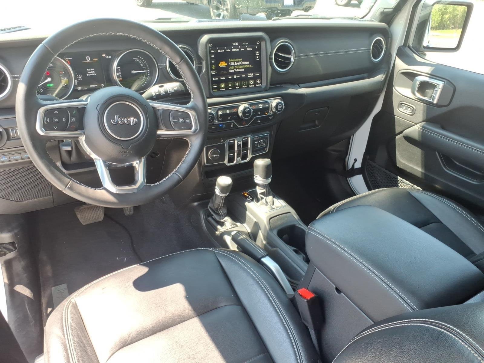 Used 2022 Bright White Clearcoat Jeep Unlimited Sahara image 22