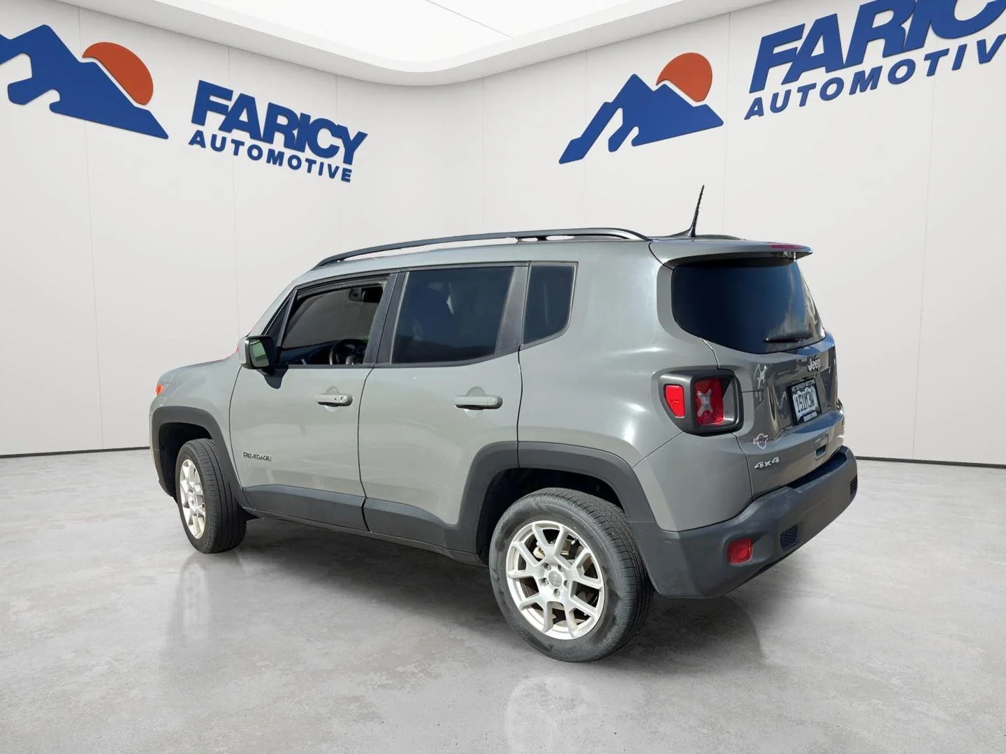 Used 2021 Sting-Gray Clearcoat Jeep Latitude image 4