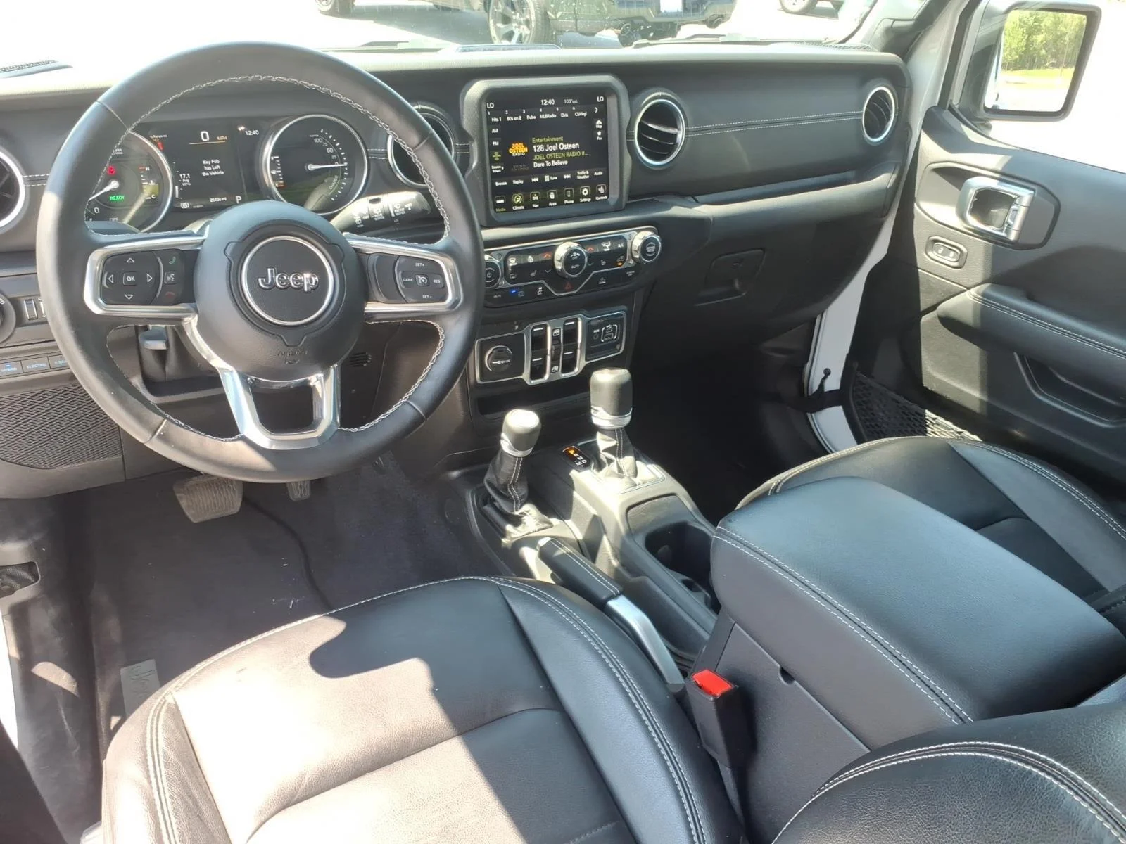 Used 2022 Bright White Clearcoat Jeep Unlimited Sahara image 22