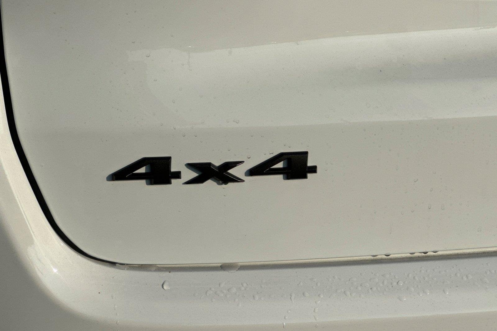 New 2026 Bright White Clearcoat Jeep Latitude Altitude image 26