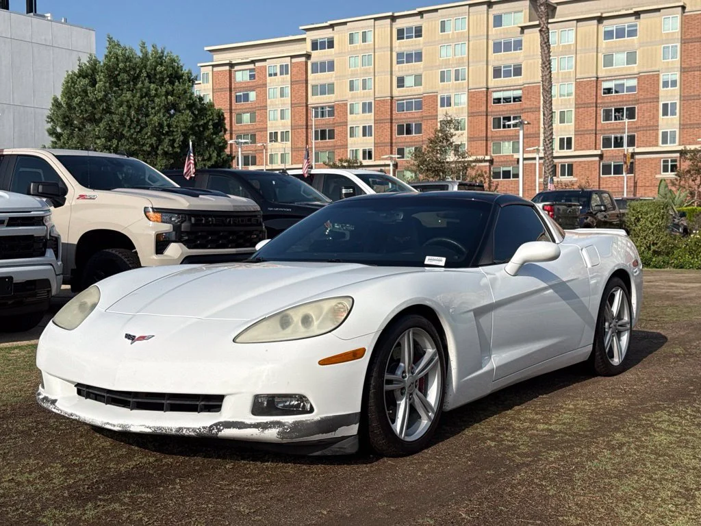 Used 2010 ARCTIC WHITE Chevrolet w/2LT image 1