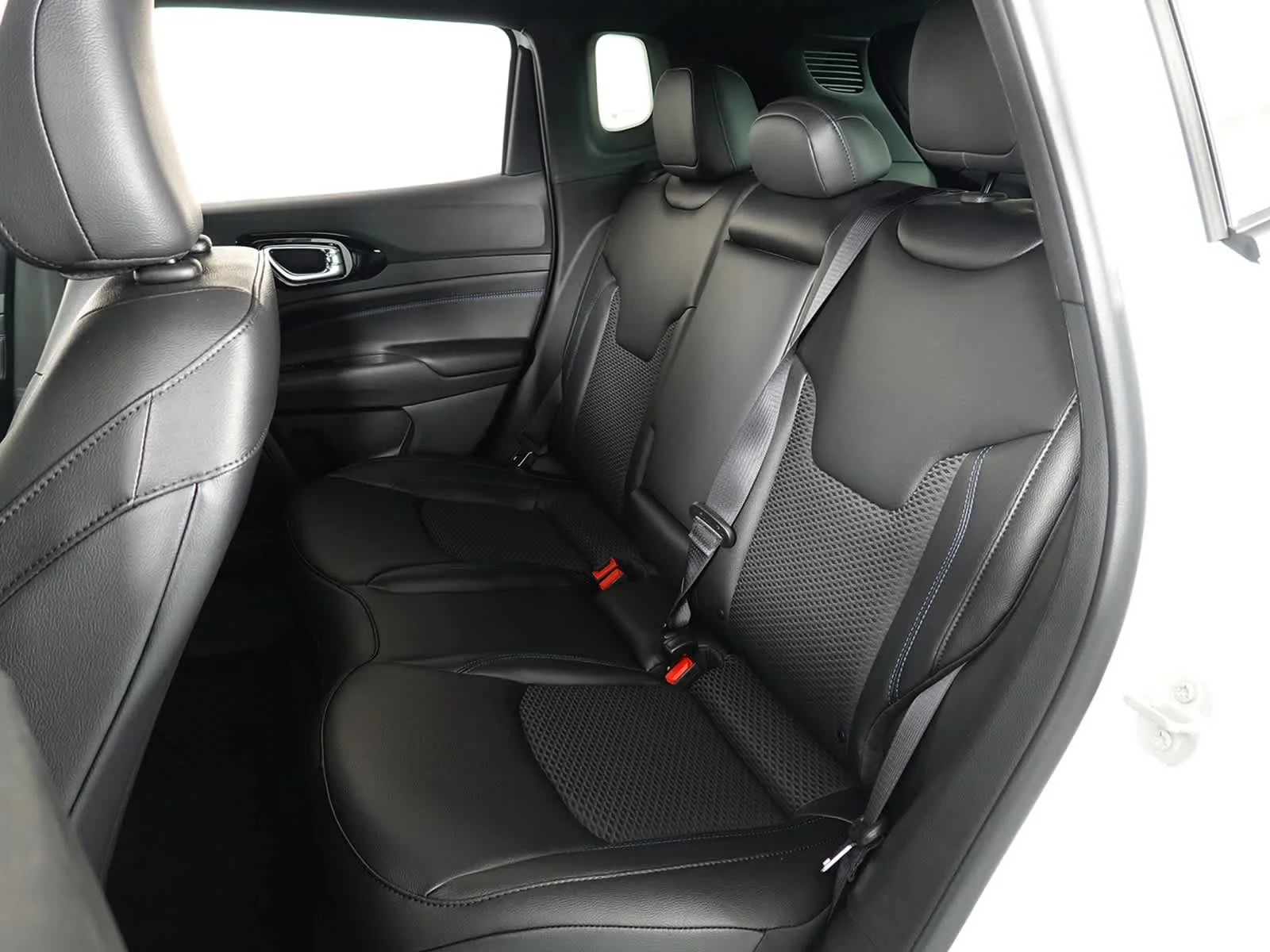 New 2026 Bright White Clearcoat Jeep Latitude image 6