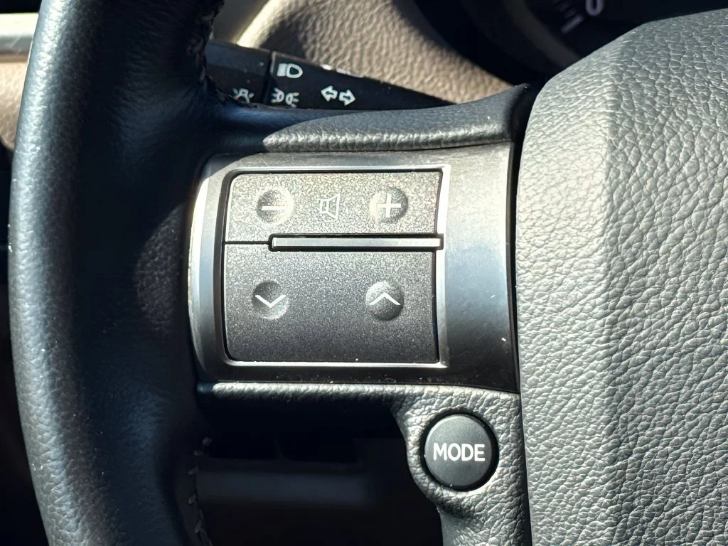 Used 2018 White Lexus 460 image 17