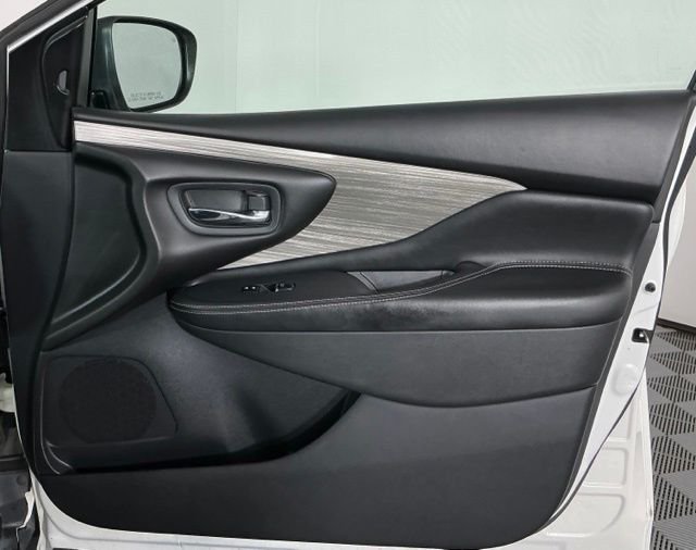 Used 2018 White Nissan Platinum image 29