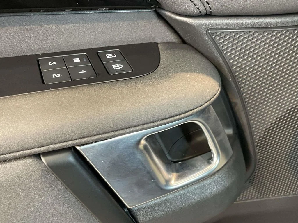 Used 2025 Fuji White Land Rover S image 37