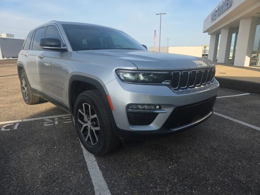 Used 2025 Silver Jeep Limited image 1