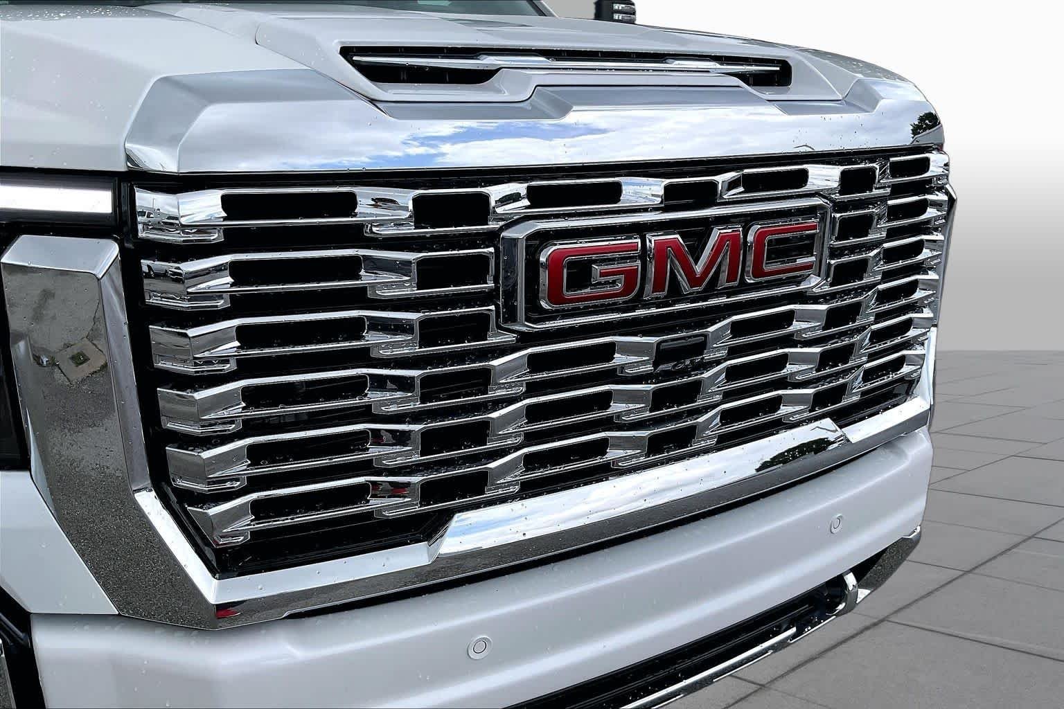Used 2024 White Frost Tricoat GMC Denali image 30