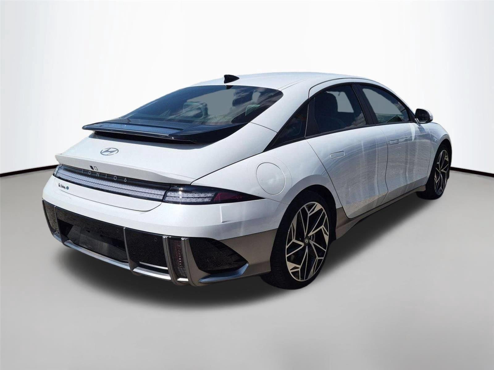 Used 2024 White Hyundai SEL image 4