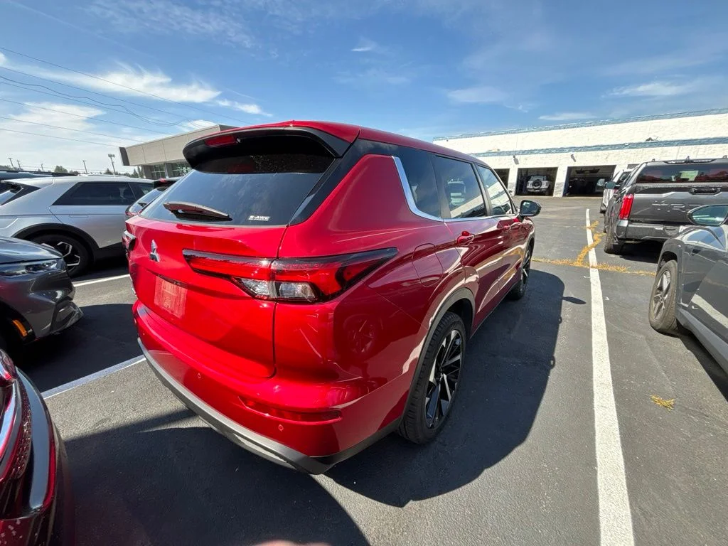 Used 2022 Red Mitsubishi ES image 4