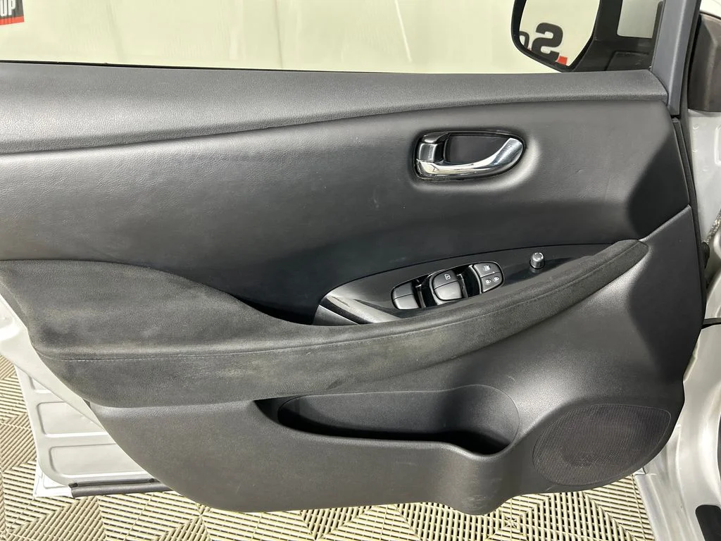 Used 2015 Silver Nissan SV image 11