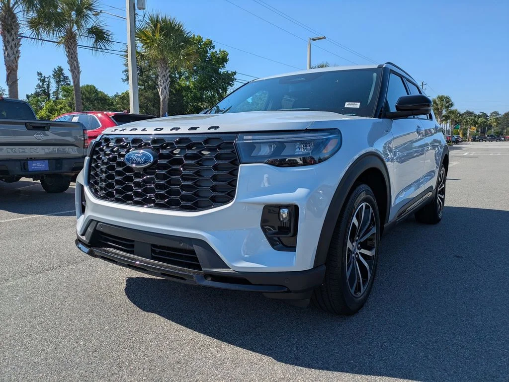New 2026 Space White Metallic Ford ST-Line image 8