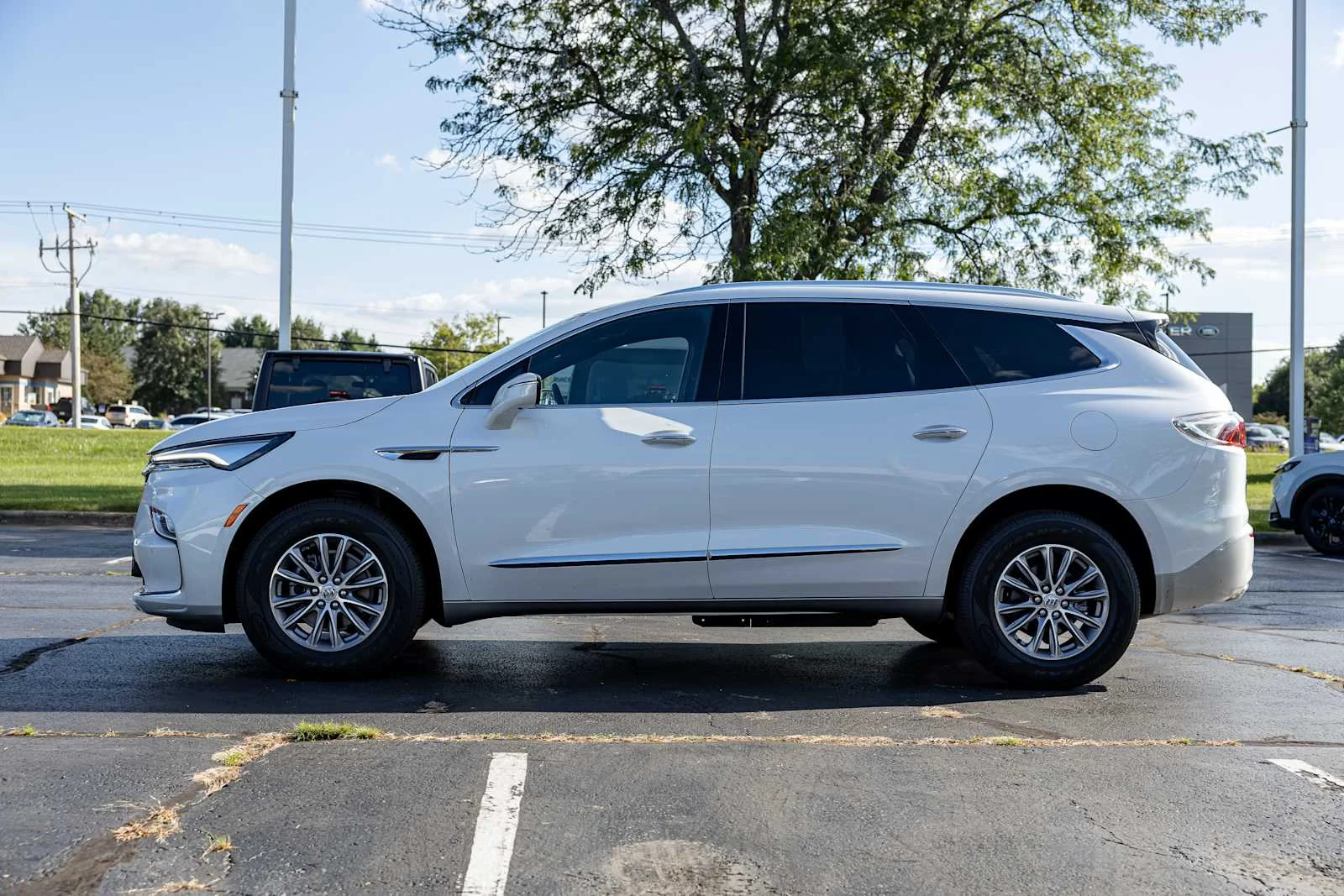 Used 2024 White Frost Tricoat Buick Essence image 4