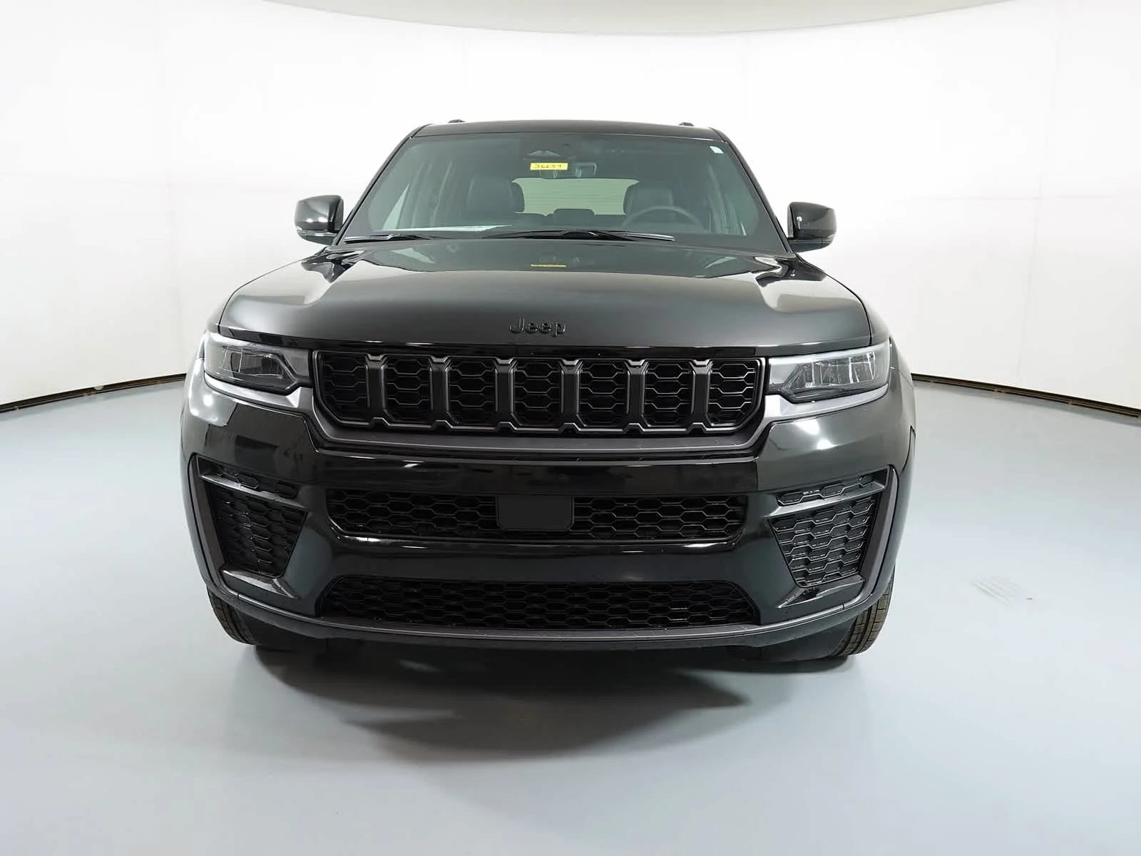 New 2026 Diamond Black Crystal Pearl-Coat Exterior Paint Jeep Laredo Altitude image 9