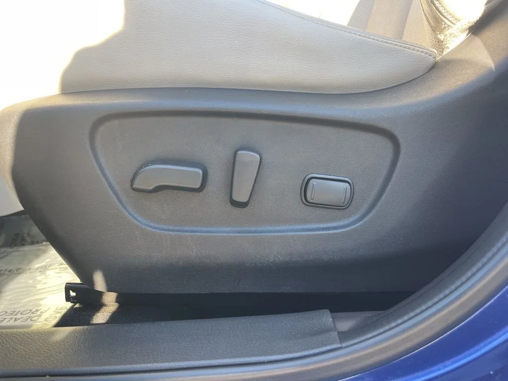Used 2020 Blue Nissan SL image 12