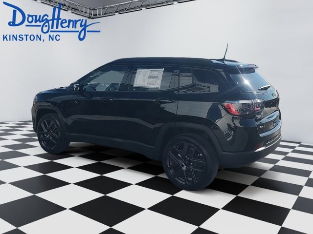 New 2026 Diamond Black Crystal Pearlcoat Jeep Latitude Altitude image 3