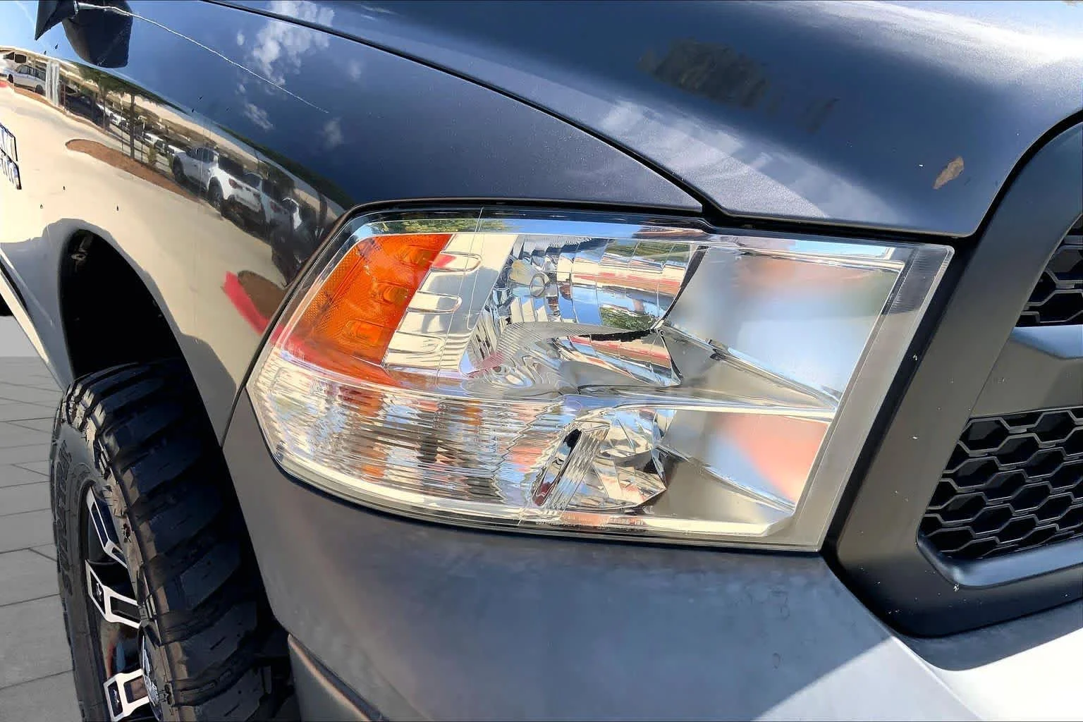 Used 2018 Granite Crystal Metallic Clearcoat Ram Tradesman image 27
