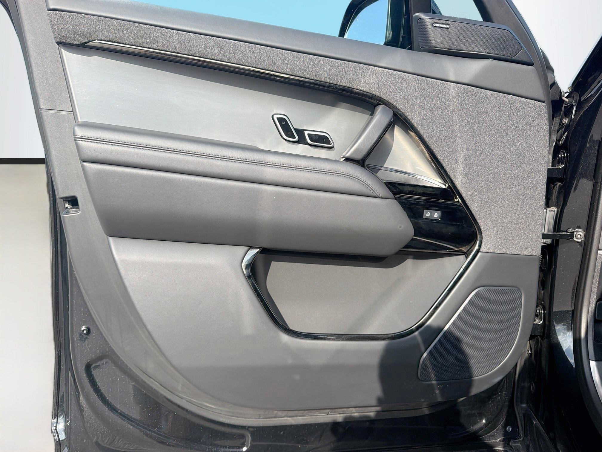 Used 2025 Santorini Black Metallic Land Rover SE image 23
