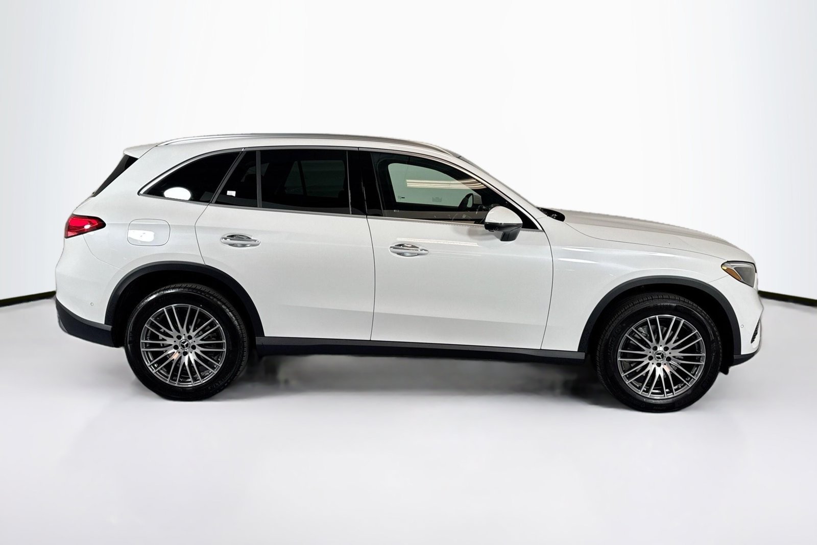 New 2026 MANUFAKTUR Moonlight White Metallic Mercedes-Benz GLC 300 image 4