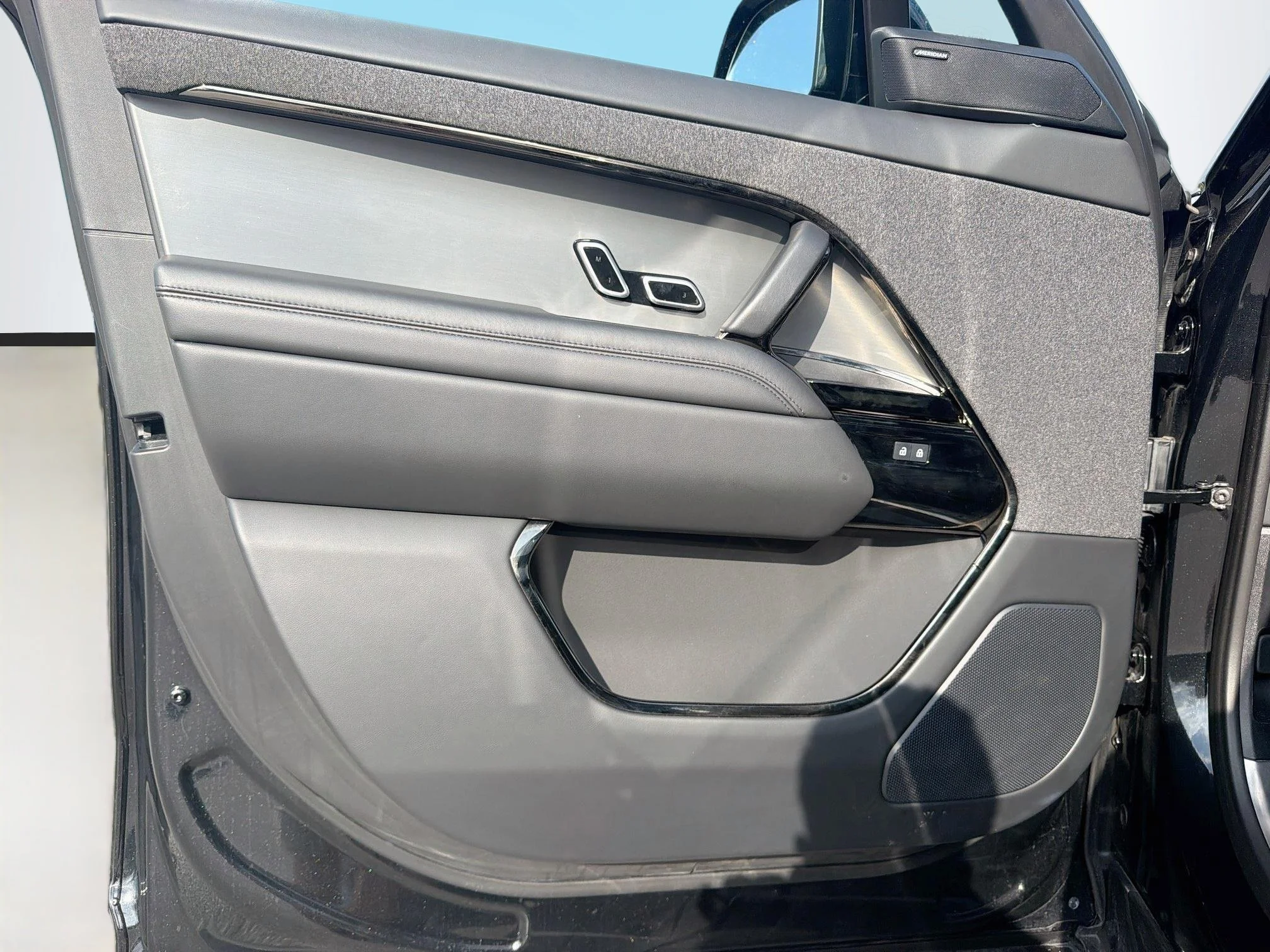 Used 2025 Santorini Black Metallic Land Rover SE image 23
