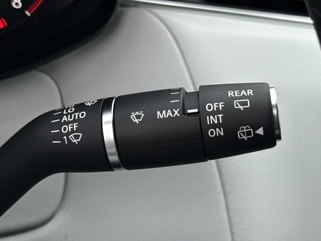 New 2026 Ostuni Pearl White Land Rover Dynamic SE image 9