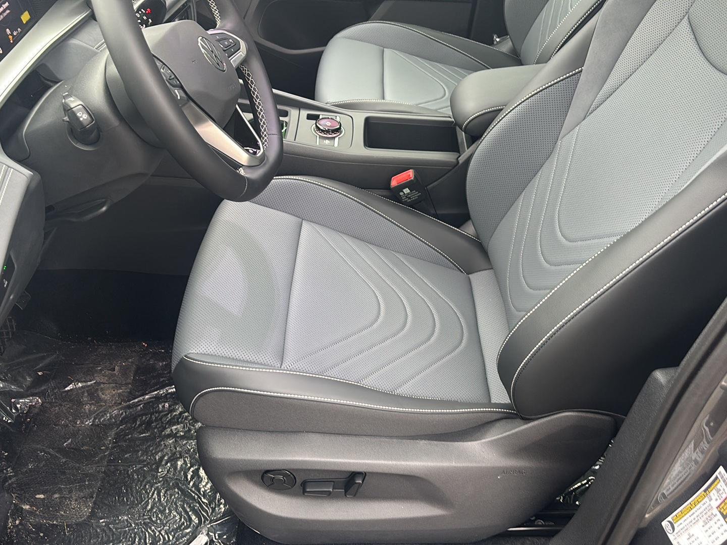 2026 Volkswagen Tiguan SE - Photo 11