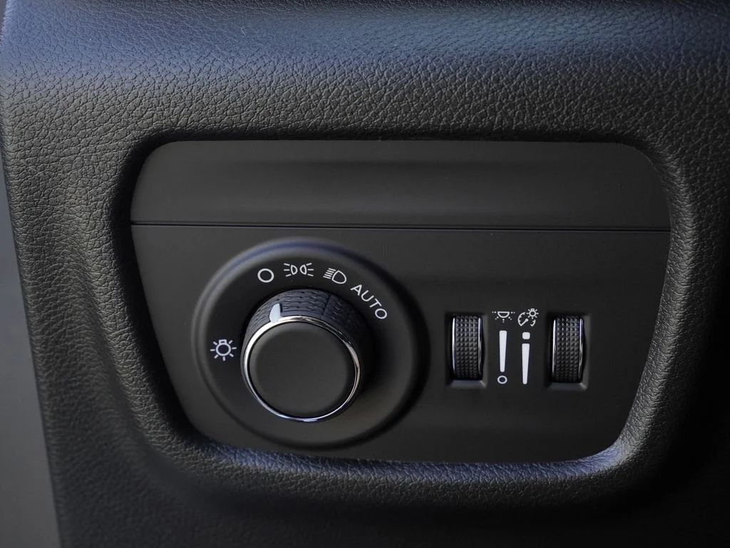 New 2026 Bright White Clear-Coat Exterior Paint Jeep Altitude image 13