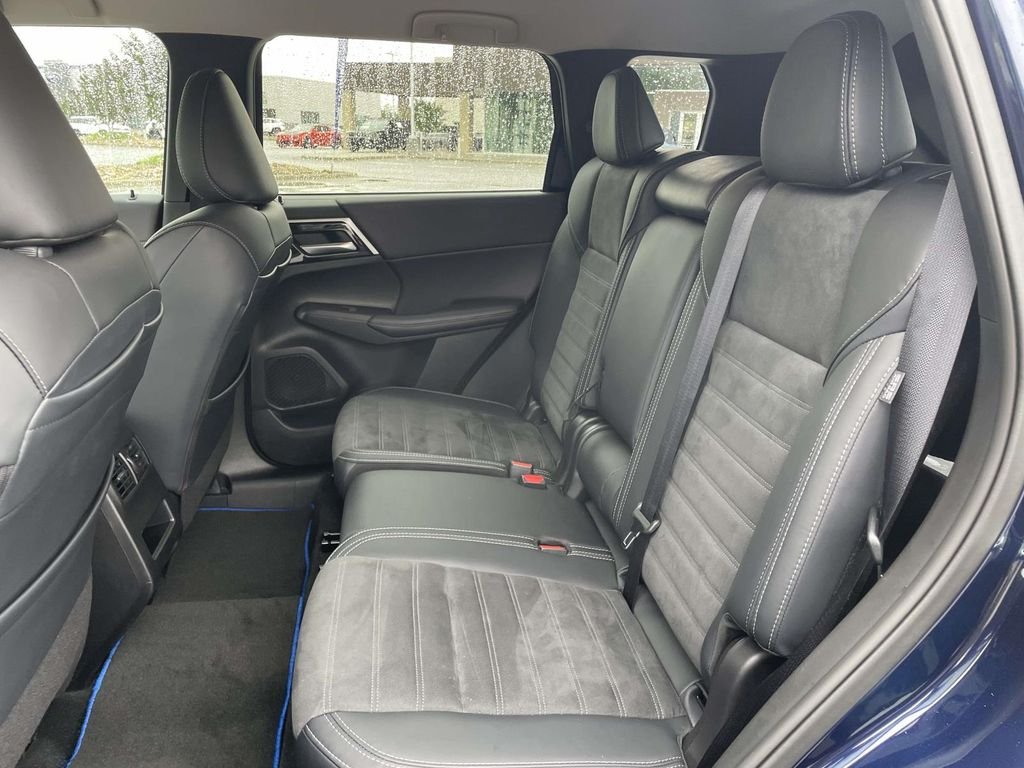 Used 2025 Cosmic Blue Metallic Mitsubishi SE image 3