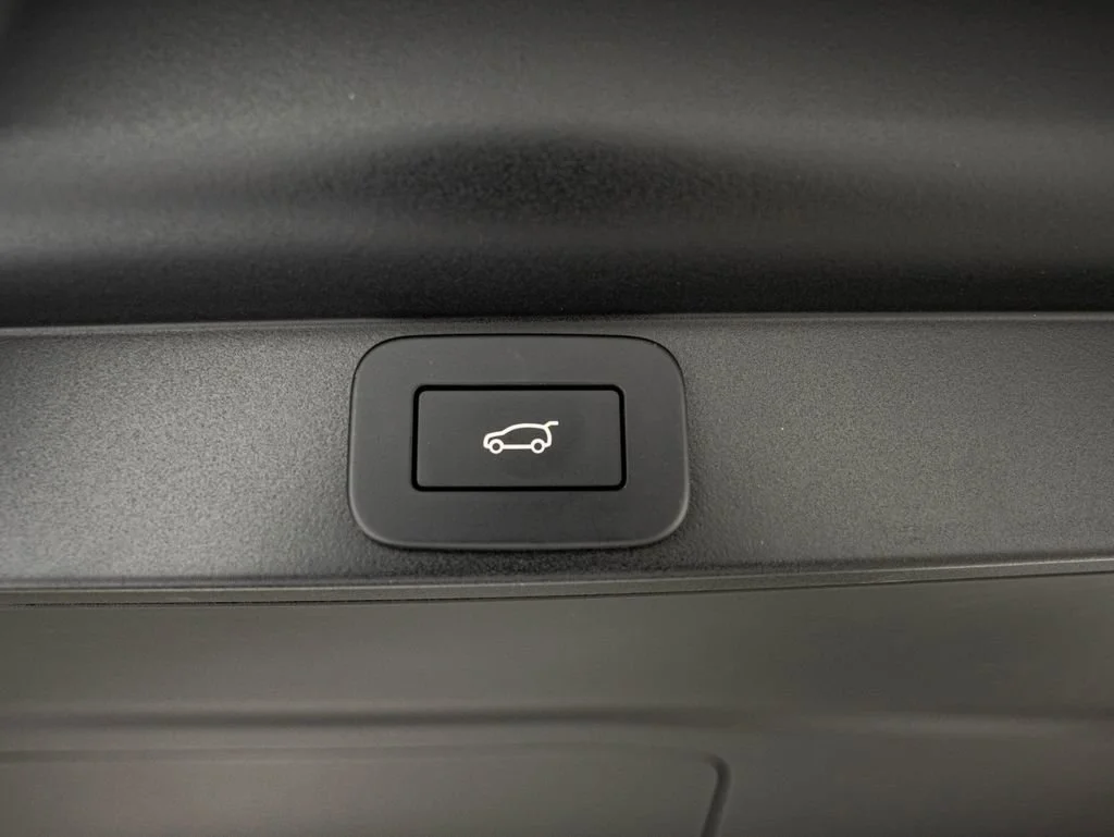 New 2026 Icy White Satin Land Rover SE image 38