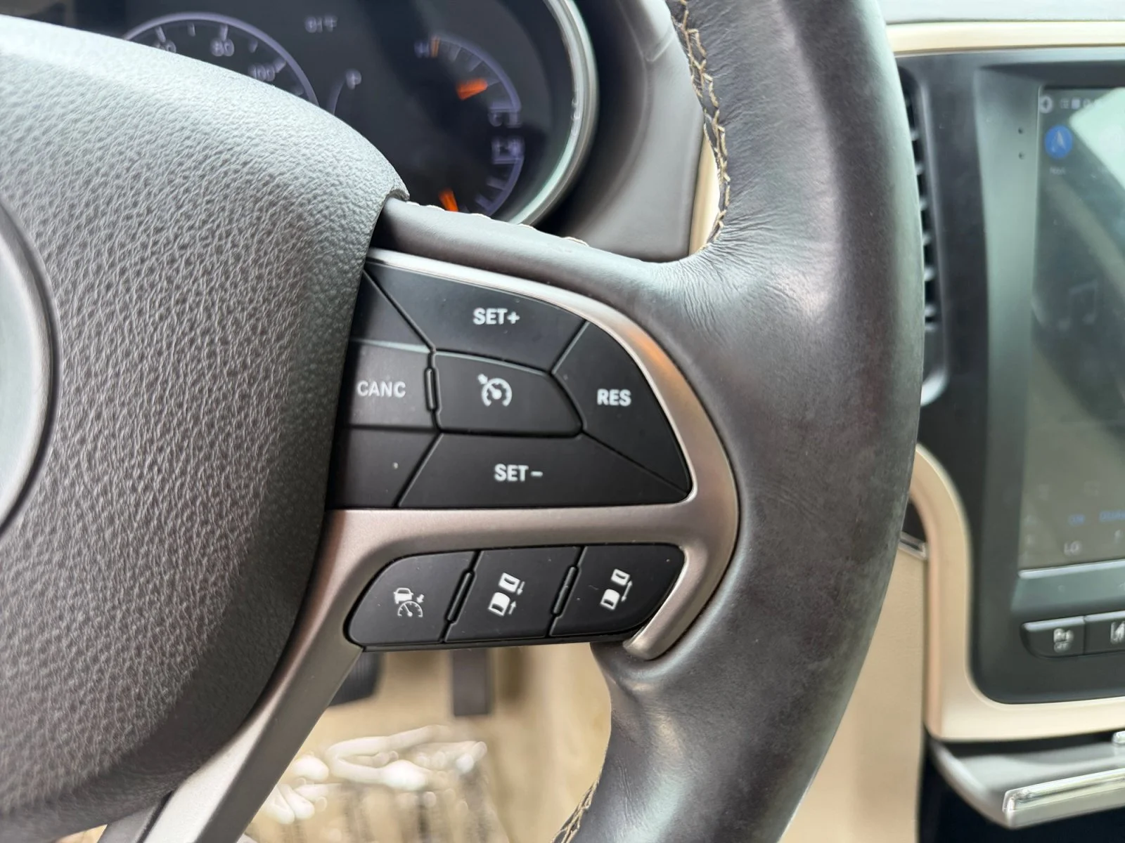 Used 2018 True Blue Pearlcoat Jeep Overland image 23