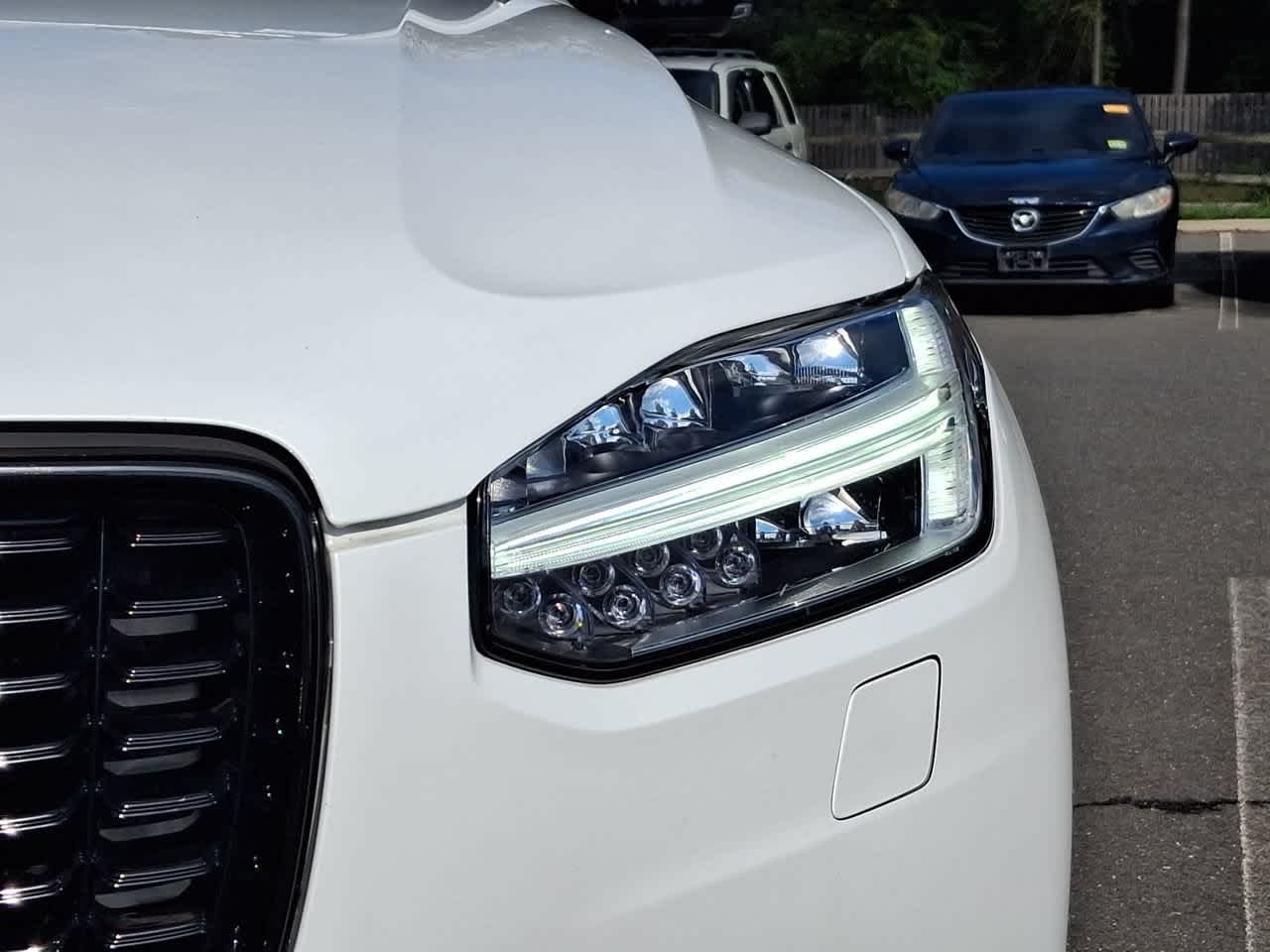 Used 2022 White Volvo R-Design image 30