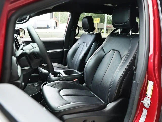 Used 2025 Red Hot Pearlcoat Chrysler Select image 19