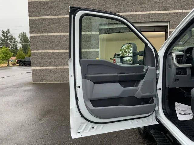 2025 Ford F-350 Super Duty Chassis Cab XLT - Photo 9